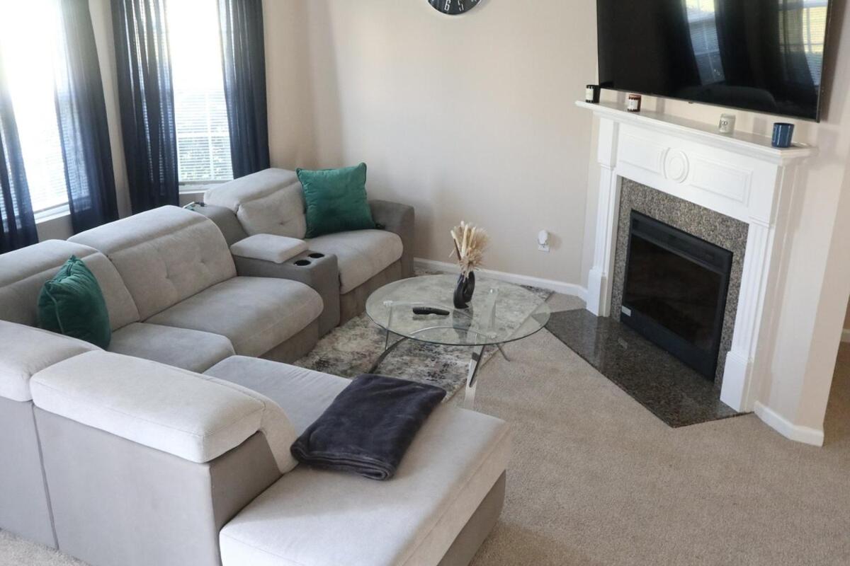 Stylish home 12 minutes from the airport 20 minutes away from Atlanta downtown midtown and Buckhead